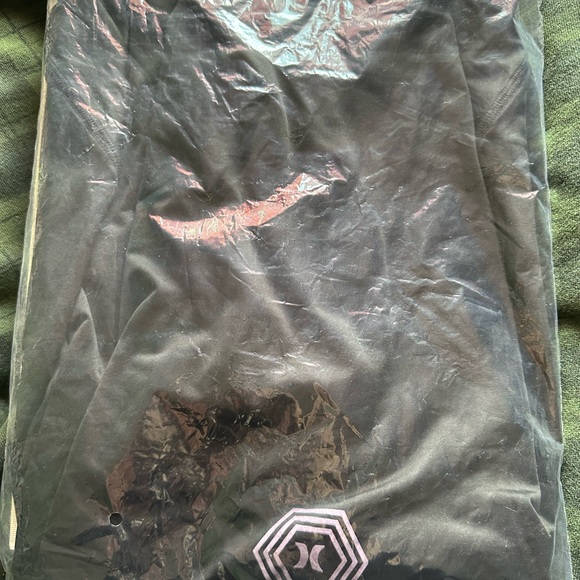 Hurley Short Sleeve Sunshirt Graphic Raglan Black SPF Skate/Swim - Picture 3 of 5